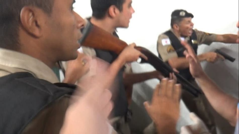 Policiais de BH com armas em punho contra argentinos (Foto: Arsenal-ARG/Divulgação)