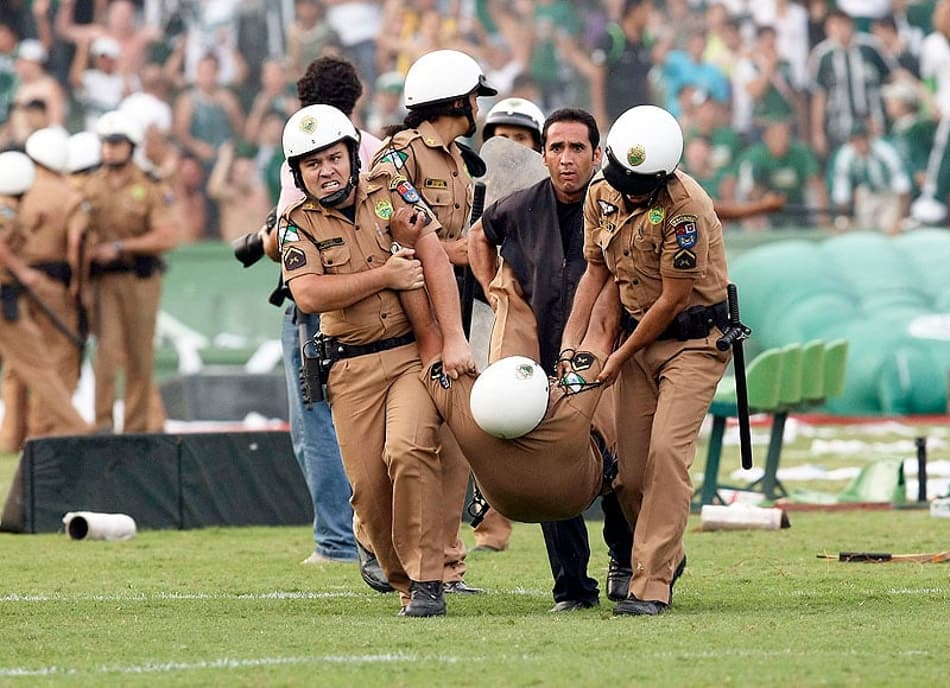 Briga em 2009, jogo Coritiba x Fluminense (Foto: Felipe Gabriel/ LANCE!Press)