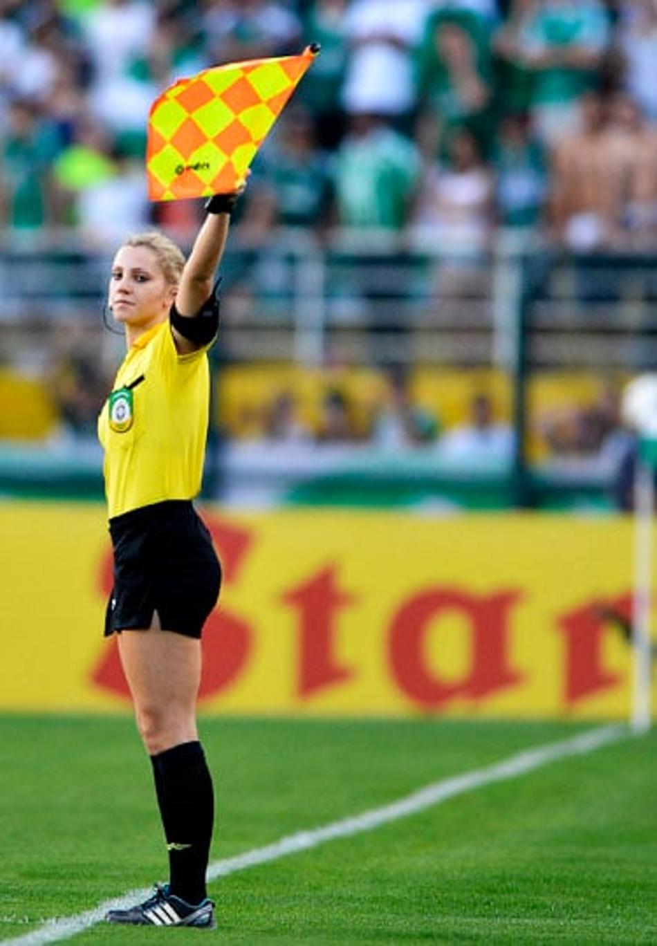 Fernanda Colombo Uliana, a bandeirinha musa (Foto: Mauro Horita/AFP)