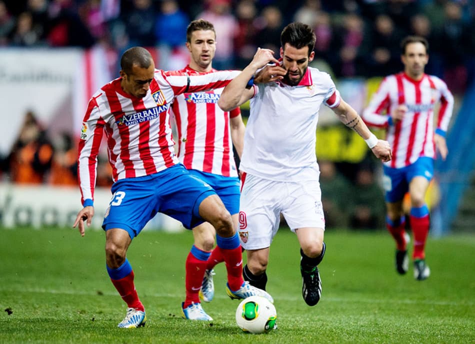 Atlético de Madrid x Sevilla - Miranda e Alvaro Negredo (Foto: Dani Pozo/AFP)