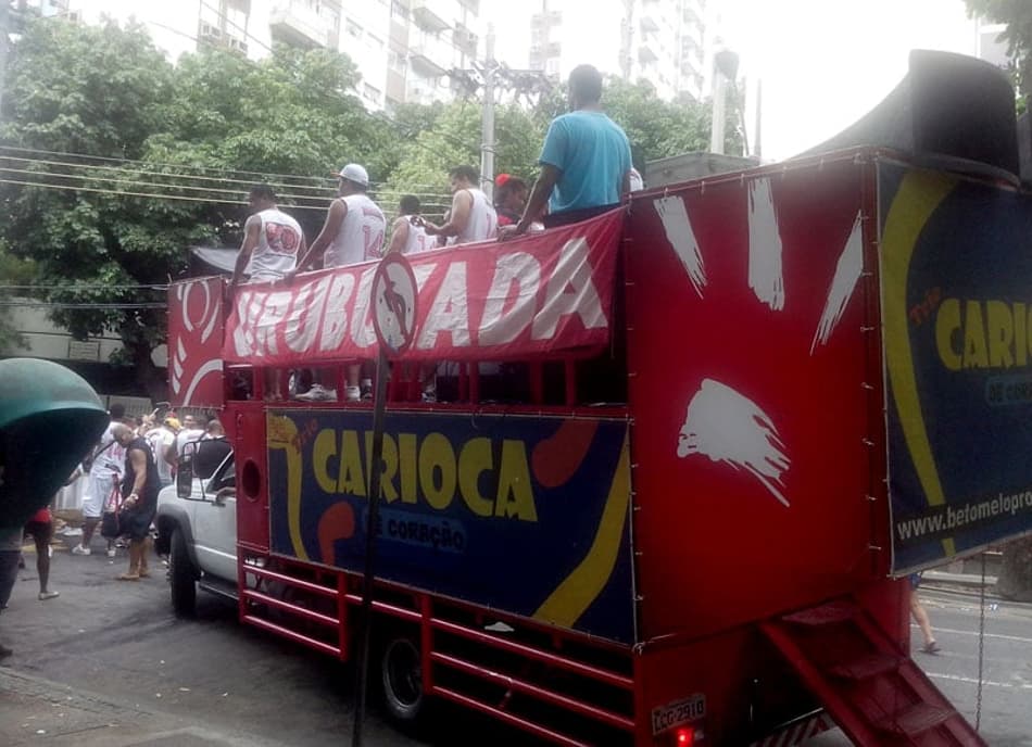 Torcedores do Flamengo desfilam no bloco de Carnaval da organizada Urubuzada antes de clássico contra o Vasco (Foto: David Nascimento)