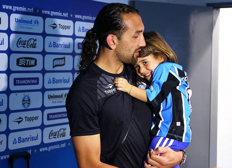 Barcos e gremista Sofia Saute (Foto: Lucas Uebel/Grêmio)