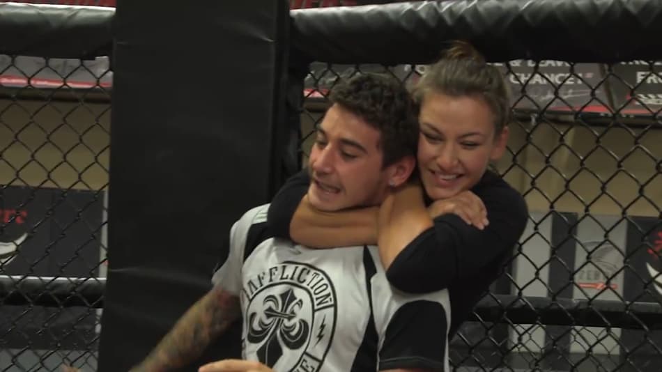 VÍDEO: Desafiada, Miesha Tate finaliza quatro em vídeo da internet