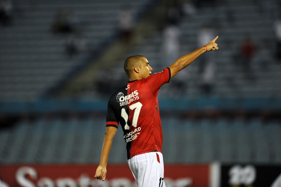 Nacional x Newell's - Trezeguet (Foto: Miguel Rojo / AFP)