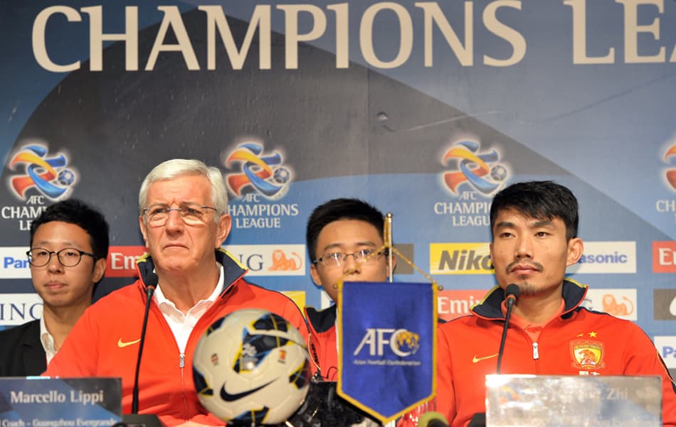 Treinador Marcello Lippi e o jogador Zheng Zhi participam de uma coletiva de imprensa antes da AFC Champions, em Seul (Foto: Jung Yeon-Je/ AFP)
