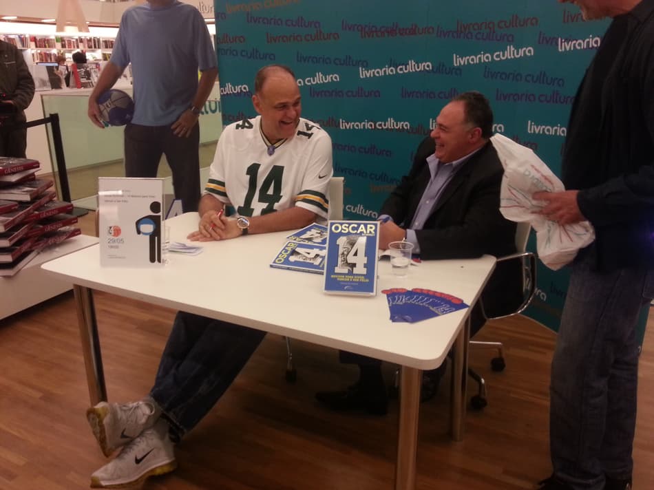 Sem definir o melhor, Oscar faz top-5 do basquete com lendas. Assista