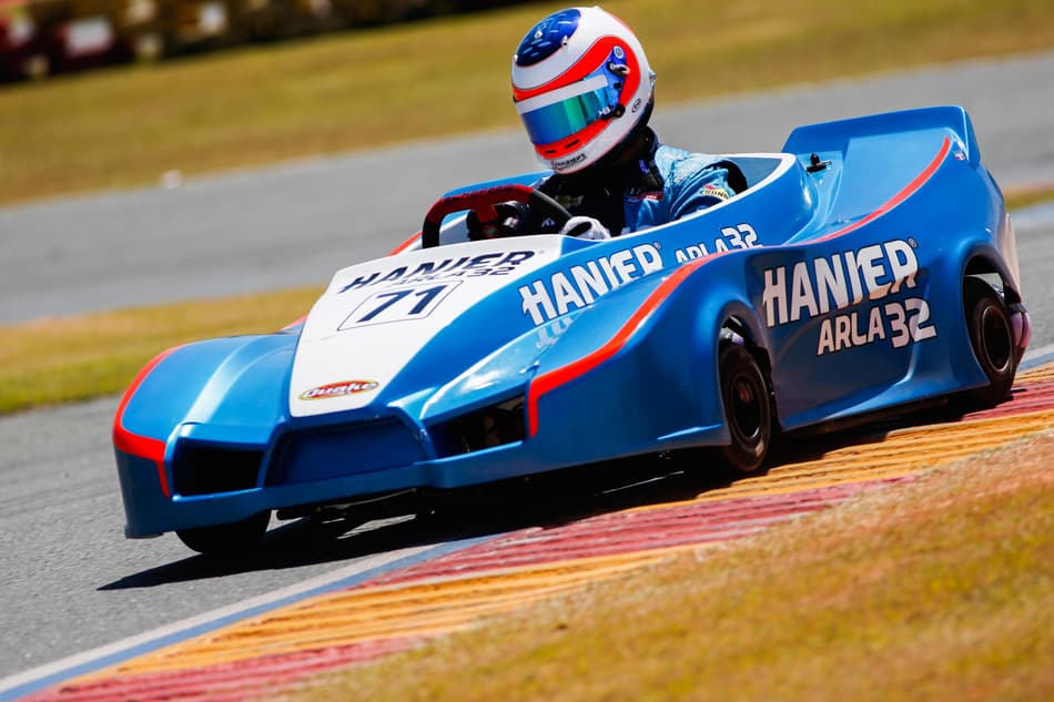 Com metade da prova completada, equipe de Rubens Barrichello está na liderança das 500 Milhas