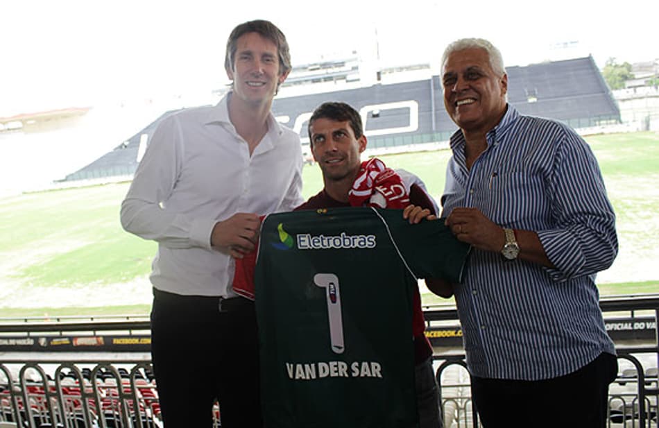 Van der Sar recebe uma camisa personalizada do Vasco (Foto: Guilherme Pessôa/Vasco.com.br)
