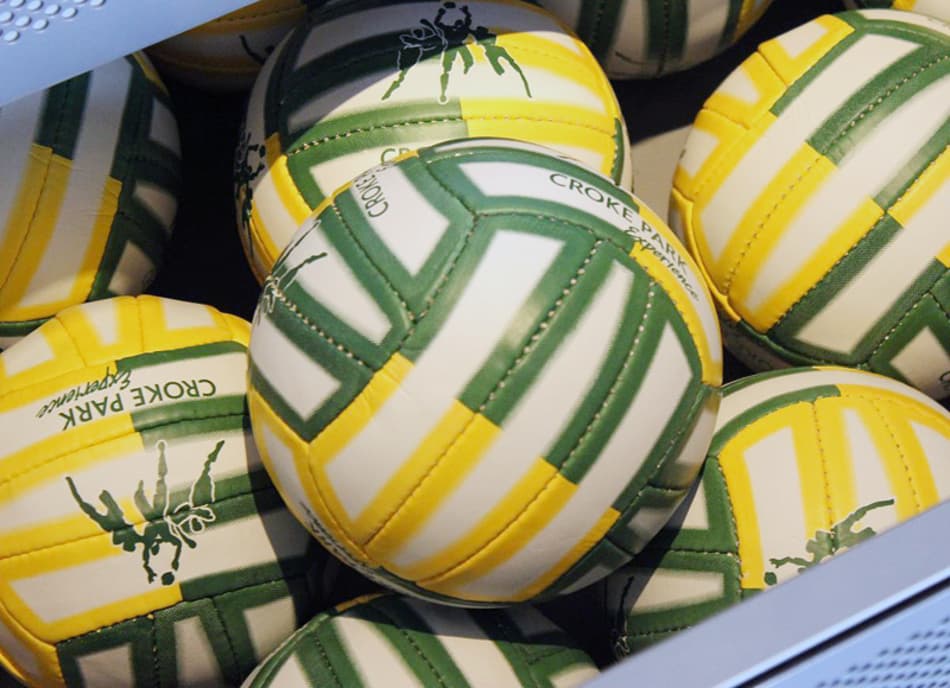 Pelo formato, bola do futebol gaélico lembra a de vôlei (Foto: Bruno Barbosa)