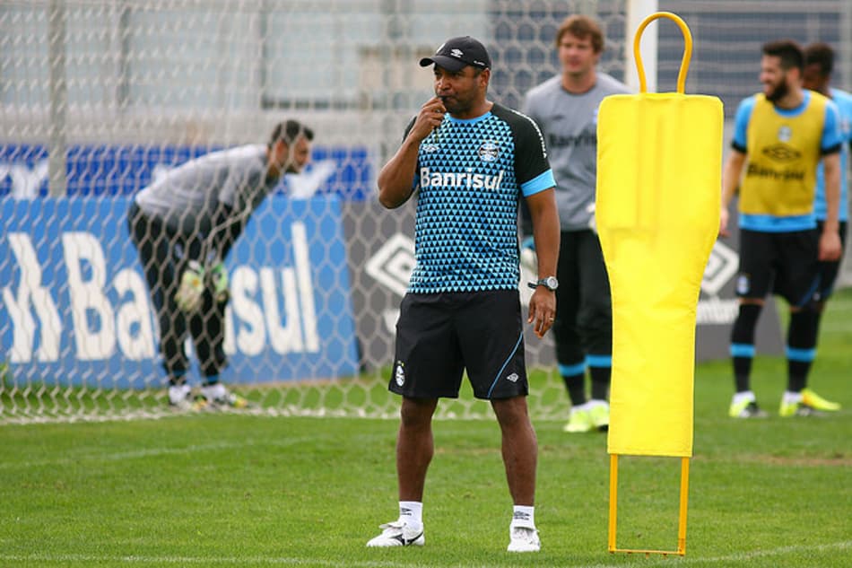 Com problemas no meio, Roger pode dar chance a jovem volante