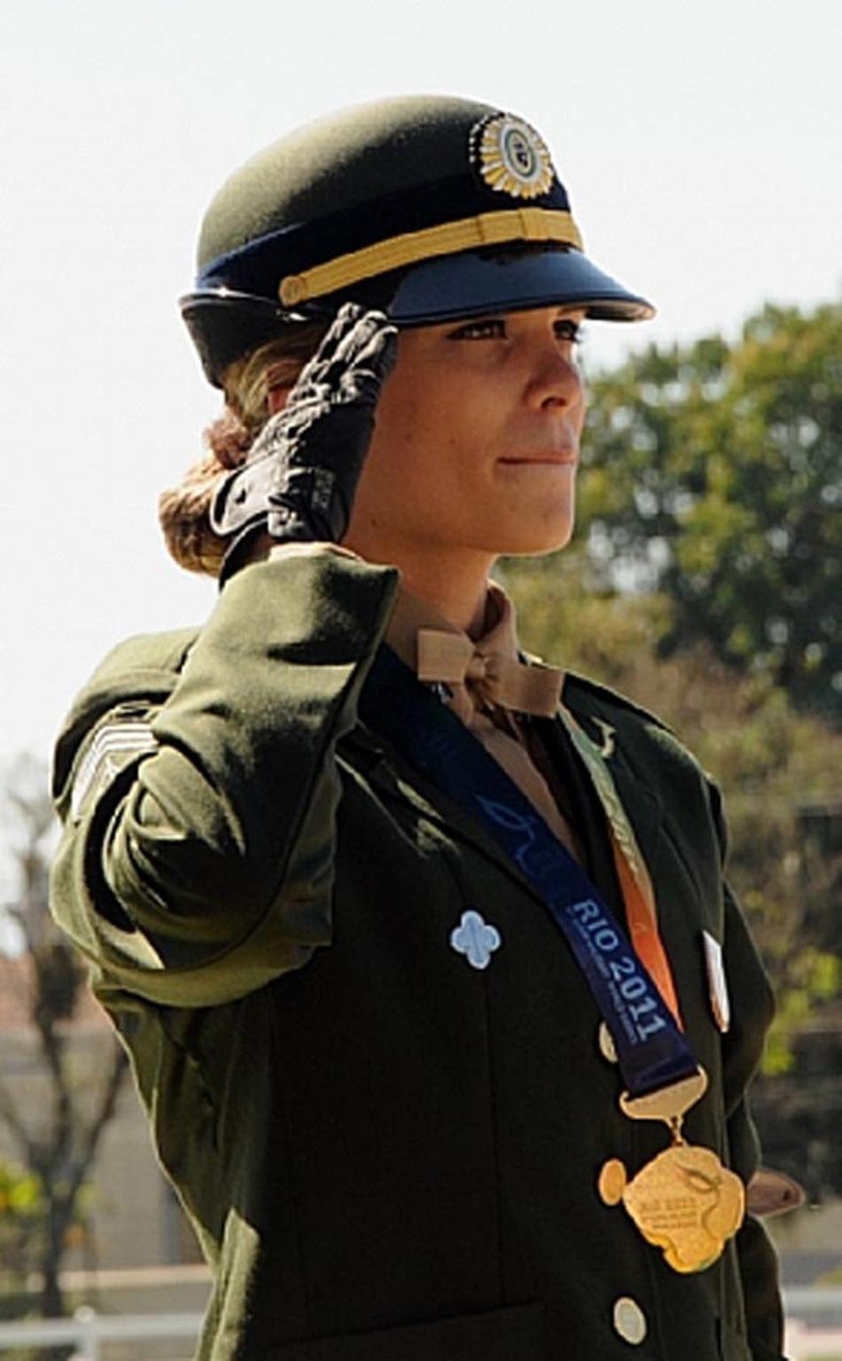 Sargento Luiza Almeira presta continência à bandeira nacional após o ouro no adestramento (Foto: Nina Lima/Photocamera)
