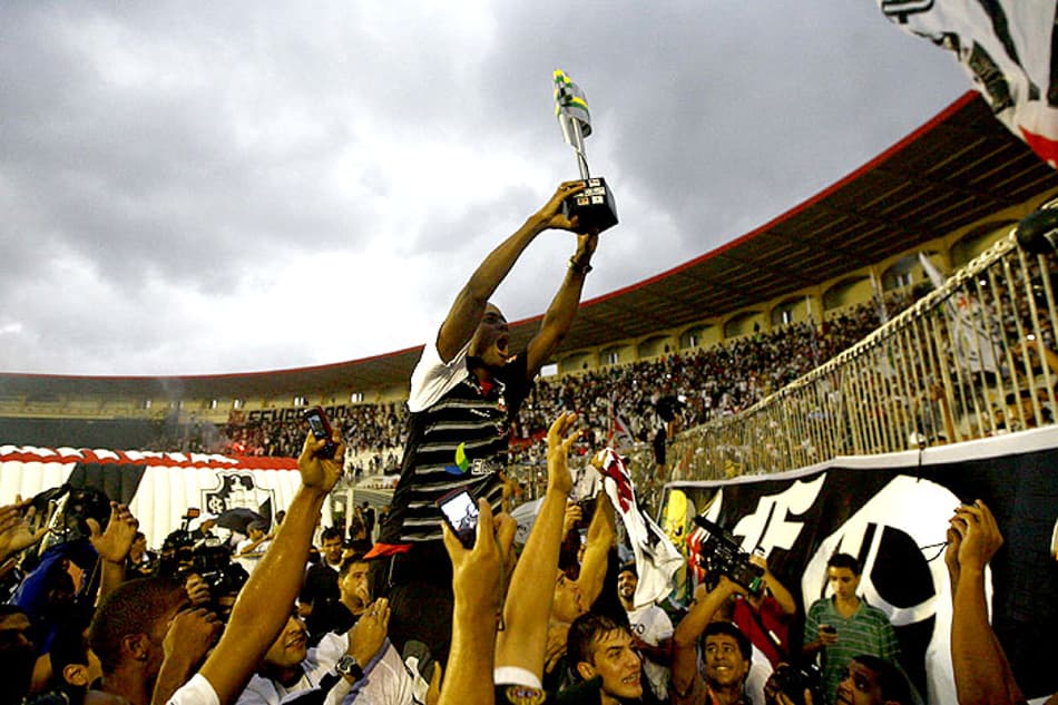 Dedé - Vascaínos comemoram o título em São Januário (Foto: Cléber Sérgio)
