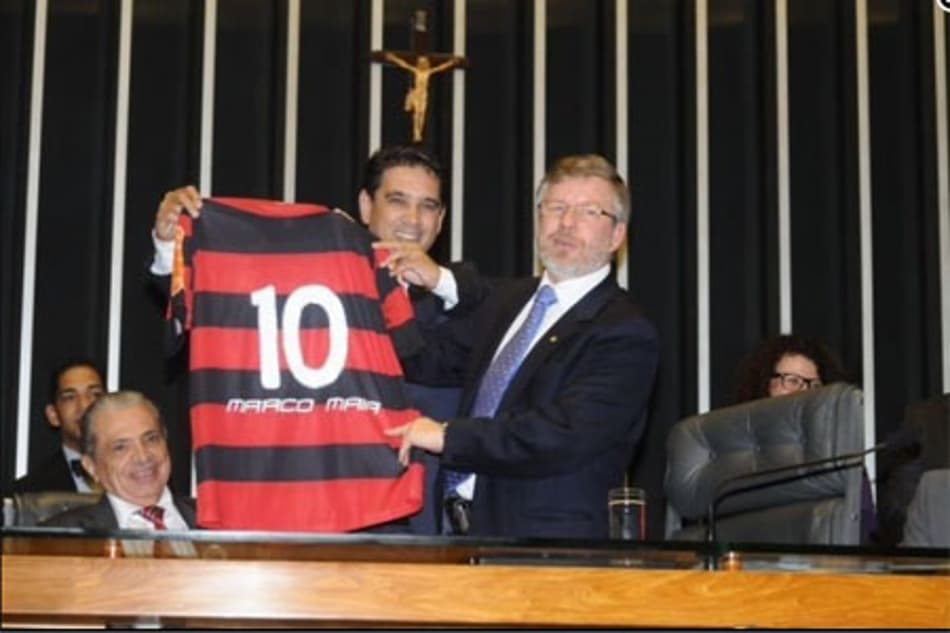 O deputado Marcelo Matos (PDT-RJ) entregou no meio da sessão uma camisa do Fla ao presidente da Casa, Marco Maia (PT-RS) (Foto: Divulgação/Site Oficial do Flamengo)