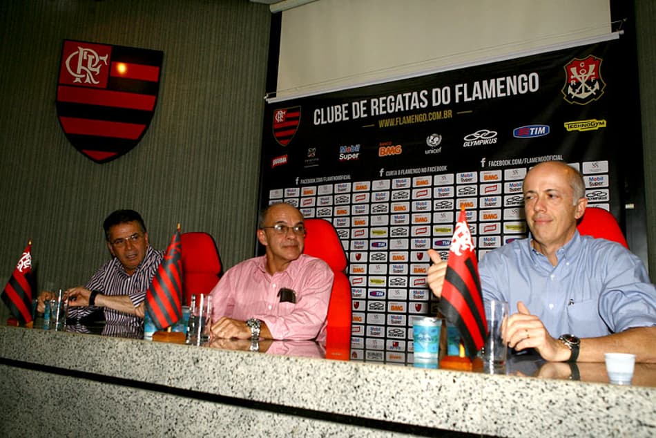 Oswaldo de Oliveira vê dupla de Seedorf com Loco Abreu difícil