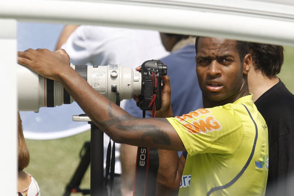 Dedé fotografando em treino do Vasco 2 (Foto: Wagner Meier)