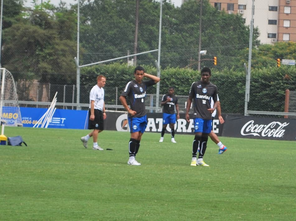 Garotos novidades no treino do Grêmio (Foto: Eduardo Moura)