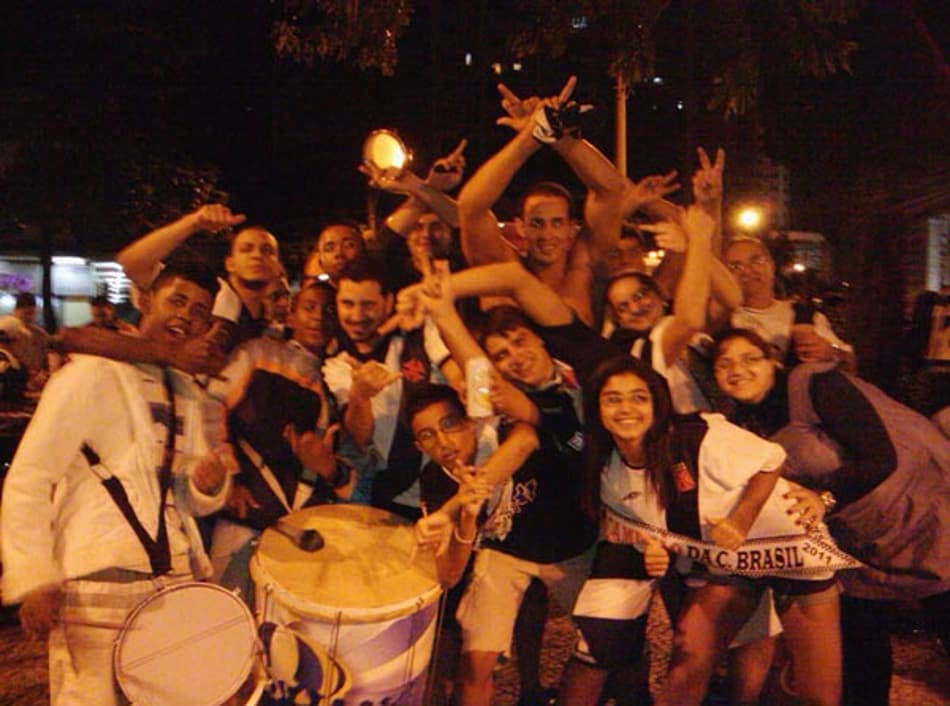 Dinamite propõe despedida e Edmundo, chorando, aceita