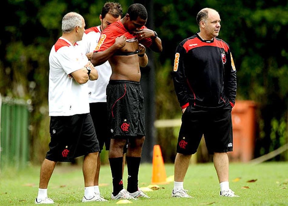 Muamba segue melhorando após parada cardíaca
