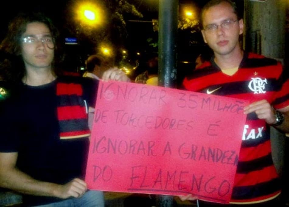Santos lança caixa de fotografias que custa R$ 5 mil e pesa nove quilos