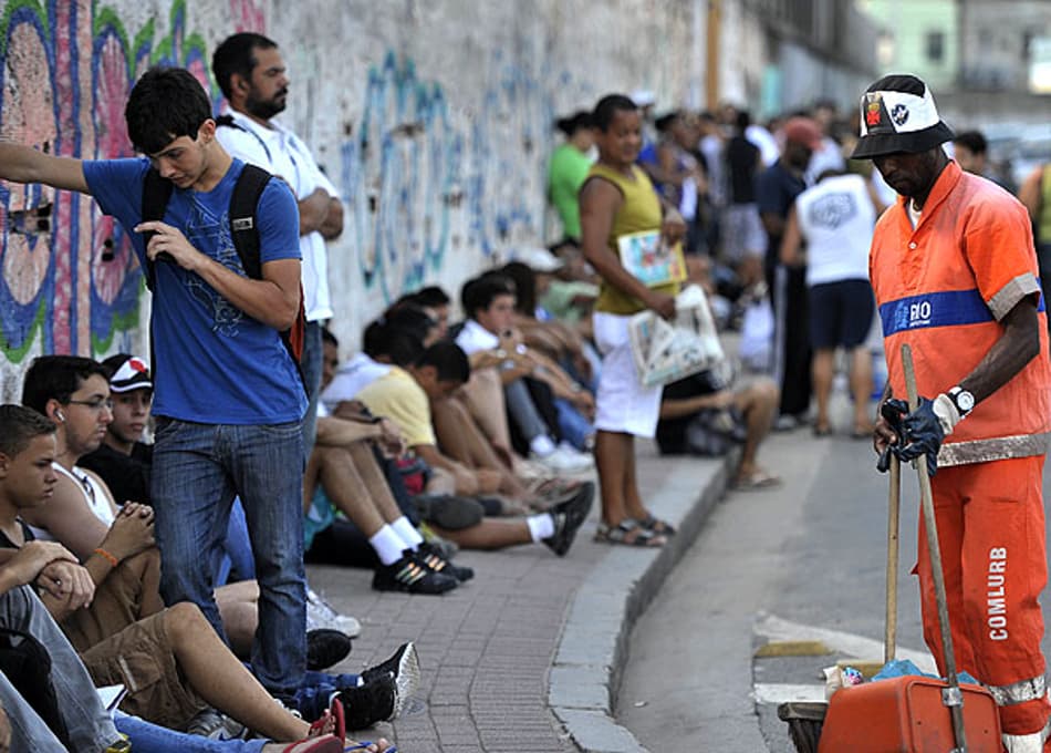 Fila de torcedores do Vasco no Engenhão (Foto: Alexandre Loureiro)