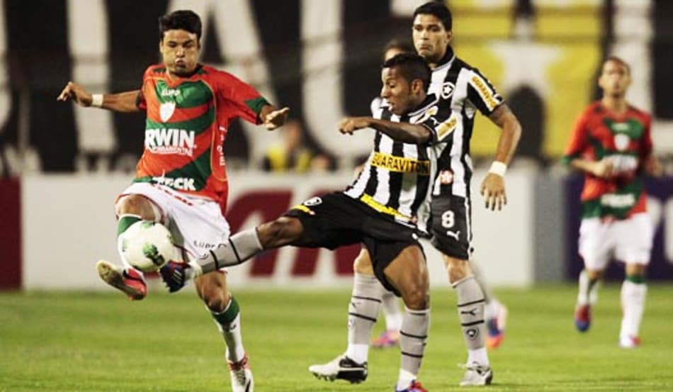 Bola aérea do São Paulo volta a dar dor de cabeça para Ney Franco