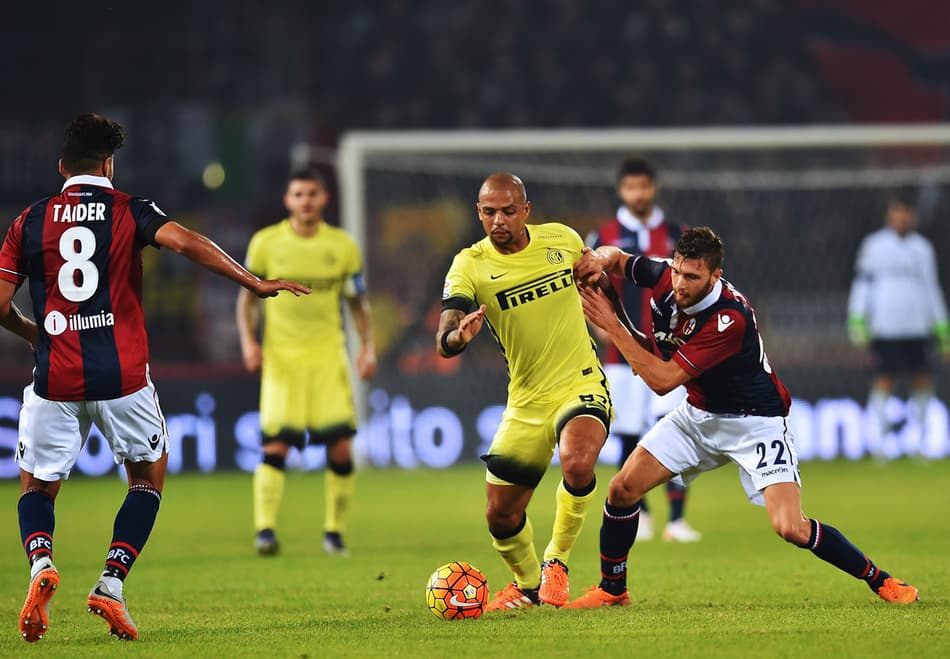 Felipe Melo é expulso, mas Inter vence e dorme na ponta