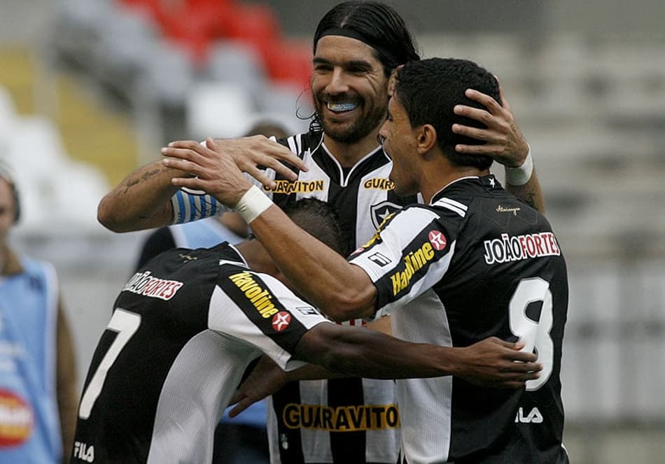 Lopes critica arbitragem, mas lamenta pênalti perdido