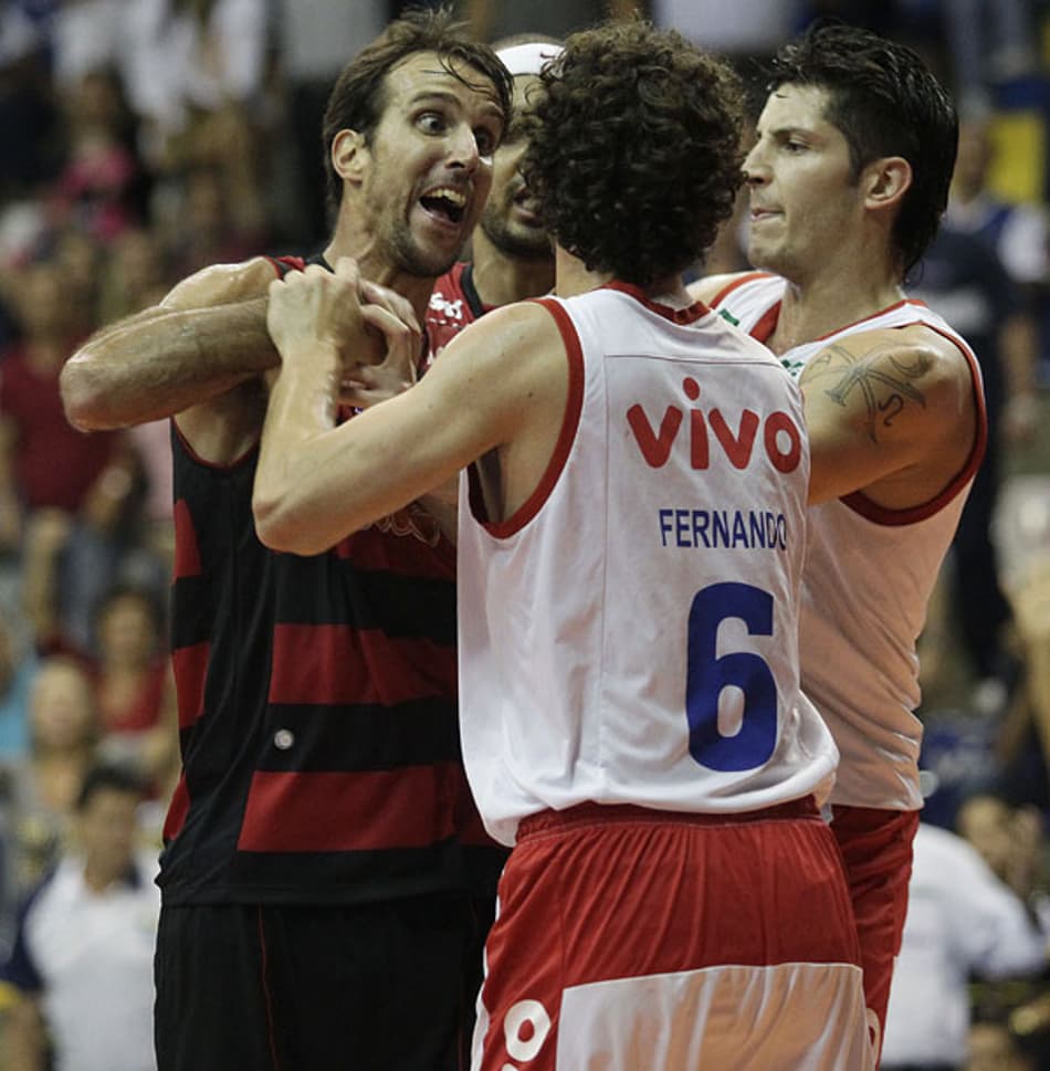 Marcelinho parte para cima de Fernando Penna (Crédito: Mowa Press)