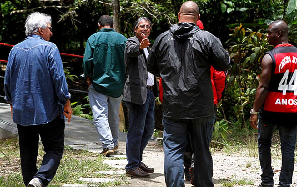Veloso acompanha integrantes de torcida organizada no Ninho do Urubu - Flamengo (Foto: Gilvan de Souza)