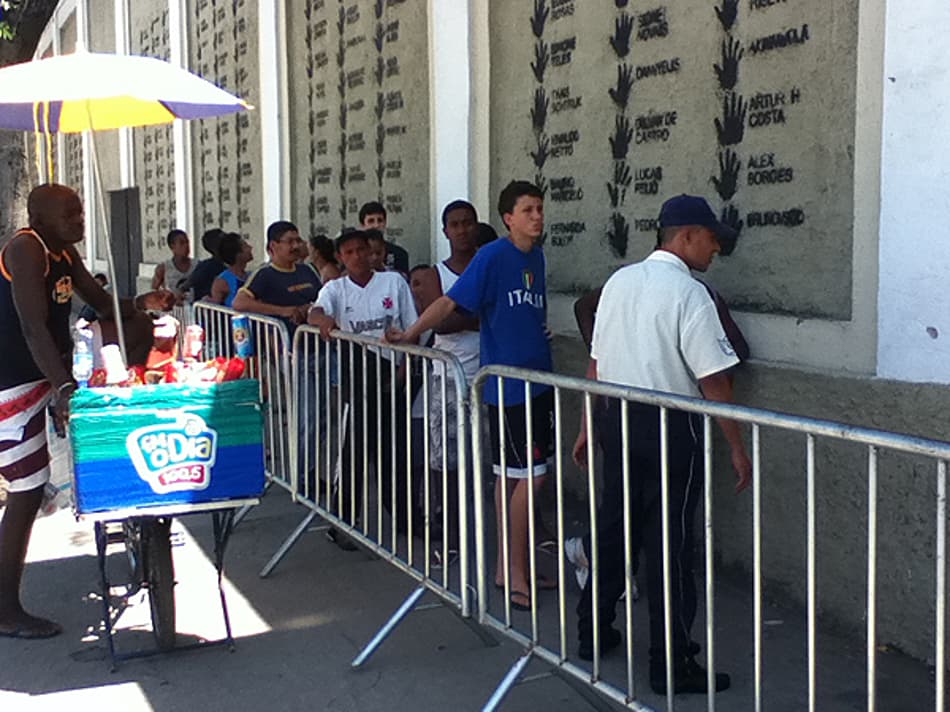 Fila de ingressos em São Januário (Foto: Bruno Braz)
