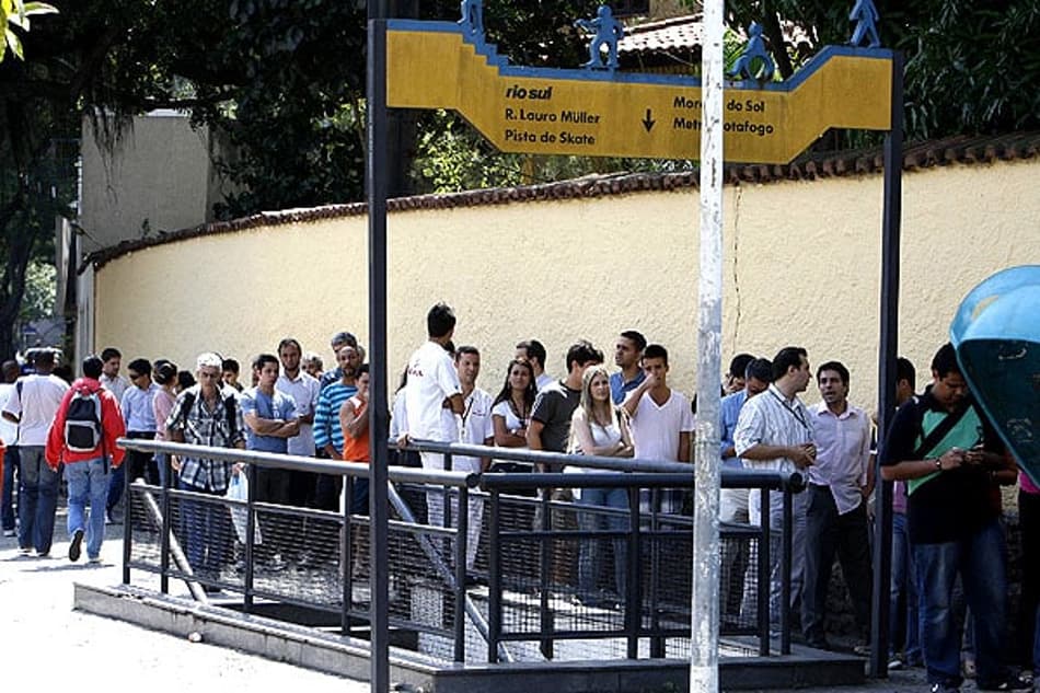 Fila de ingressos em General Severiano para Botafogo x Ceará (Foto: Wagner Meier)