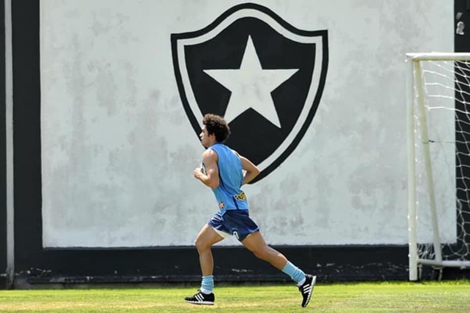 Bruno Mendes - Botafogo (Foto: Dhavid Normando)