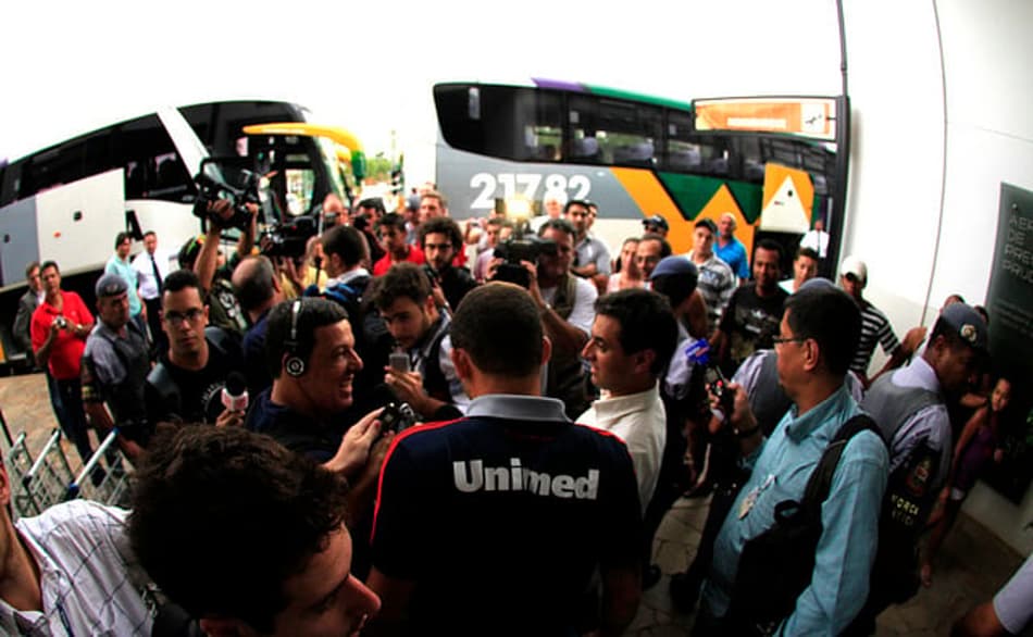 Edinho durante o desembarque em Presidente Prudente (Foto: Nelson Perez/Fluminense F.C)
