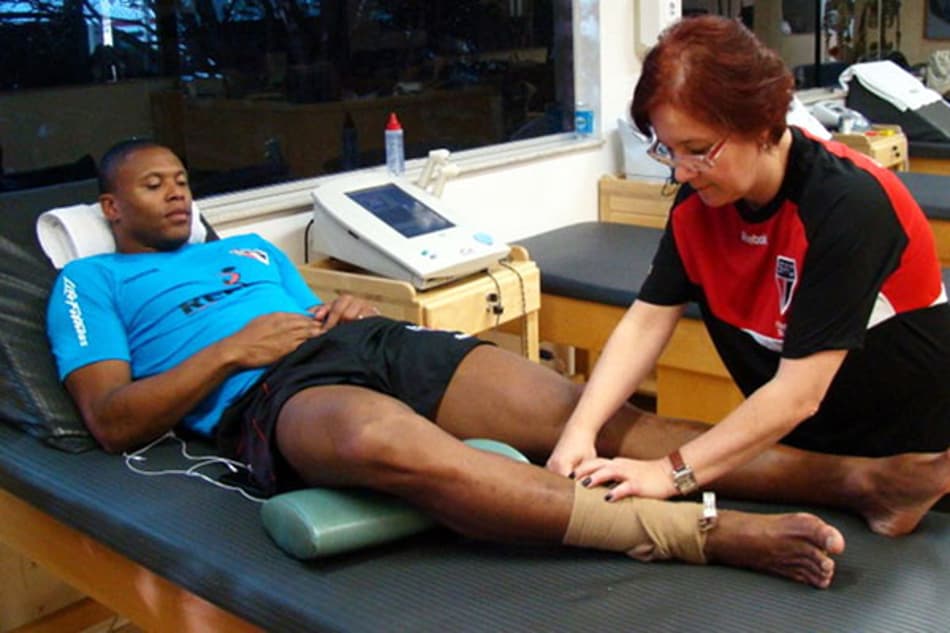 Jogadores negros se recusam a usar camisa anti-racismo na Inglaterra