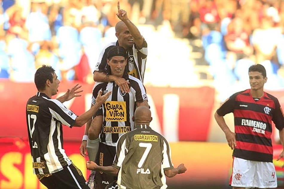 Jogadores do Botafogo comemoram gol sobre o Flamengo. (Foto: Gilvan de Souza)