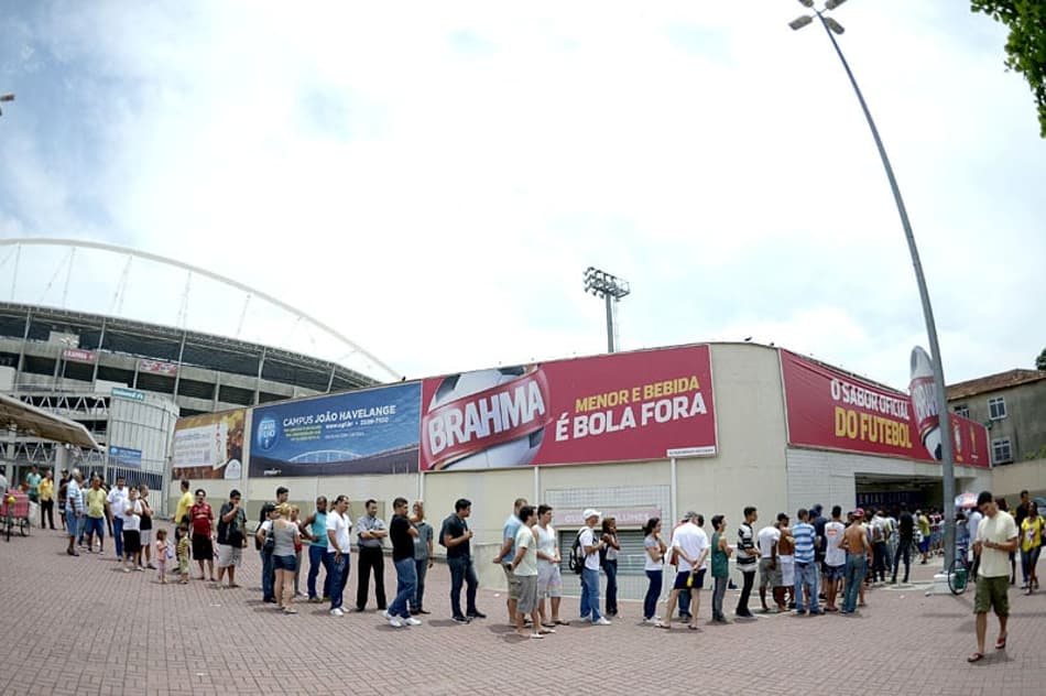Fila de ingressos para Fluminense x Coritiba no Engenhão (Foto: Alexandre Loureiro)