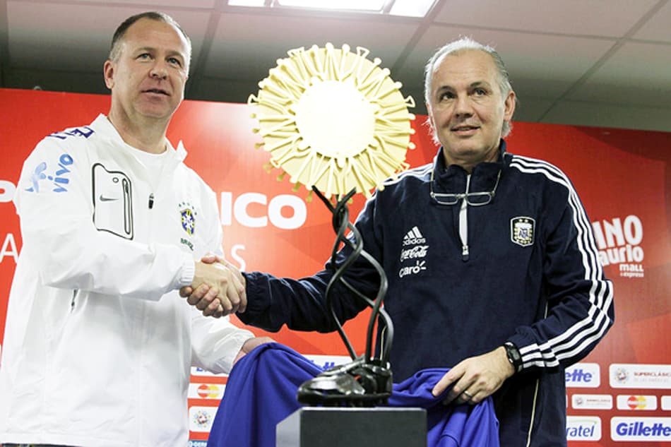 Mano Menezes aperta a mao do treinador da Seleção argentina Alejando Saabela (Foto: Mowa Press)