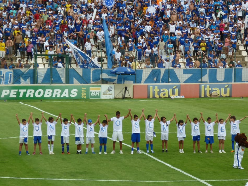 Tite dá abraço e beijo em Felipão e ambos selam a paz