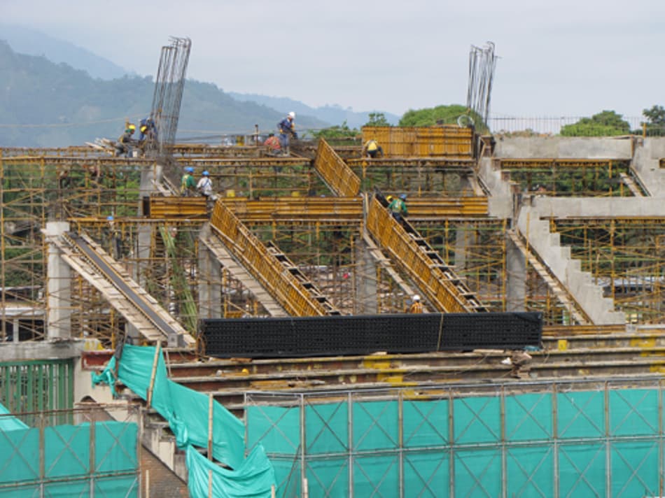 Mesmo a poucas horas do jogo Tolima x Corinthians, obras no estádio não param.. (Foto: Rodrigo Vessoni)