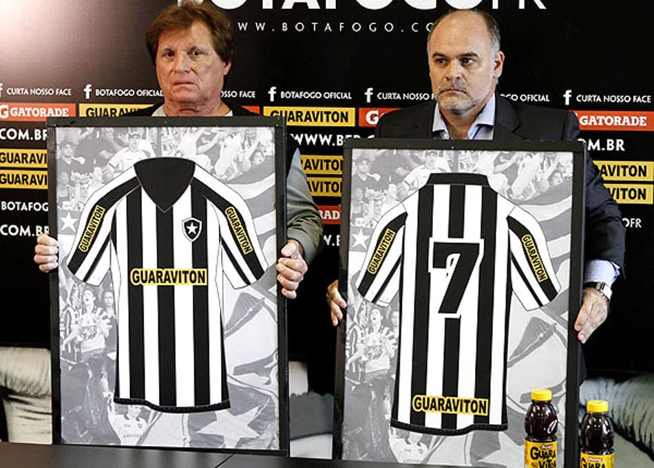 Liedson deixa treino com dores no pé direito