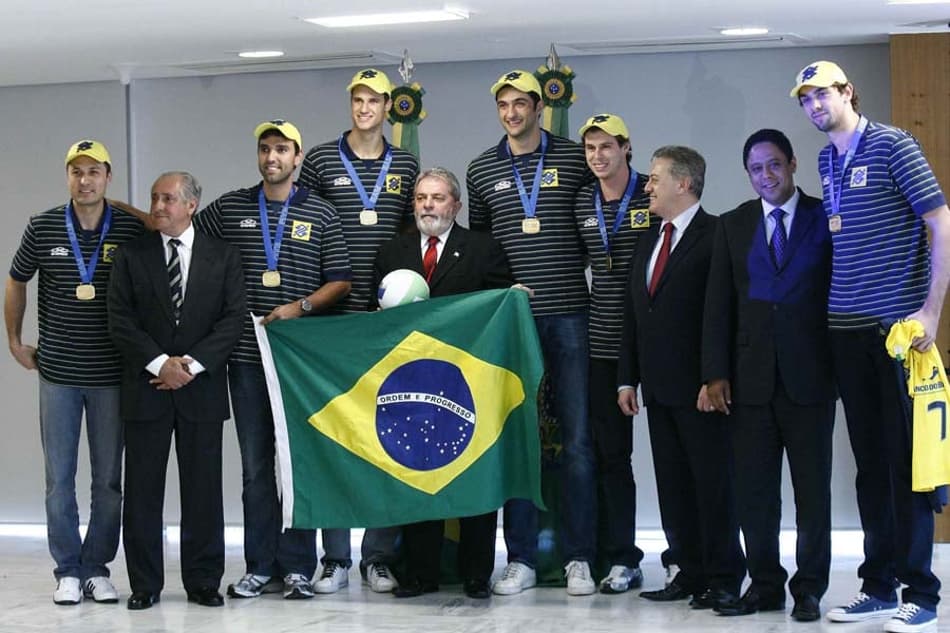 Jogadores da Seleção Brasileira de Vôlei com o Presidente Lula - foto: Reuters