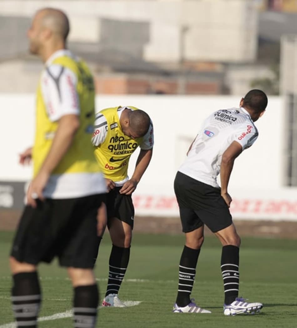 Lesão deve afastar Elano por até 45 dias