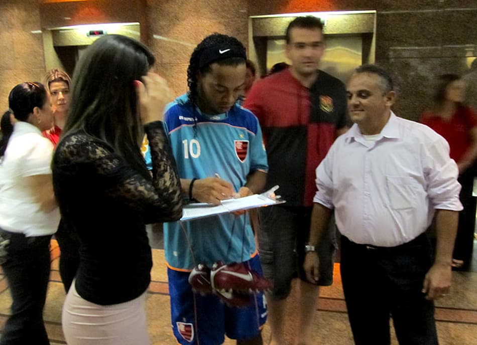 Ronaldinho no hotel em Fortaleza (Foto: Eduardo Mendes)