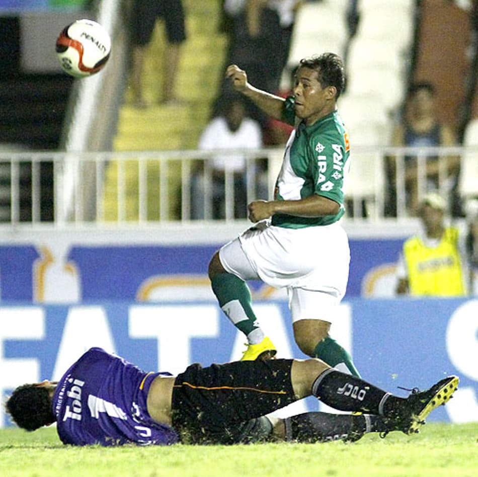 Marcos Aurélio marca o gol que garantiu o acesso à Série A pelo Coritiba (Foto: Gilvan de Souza)