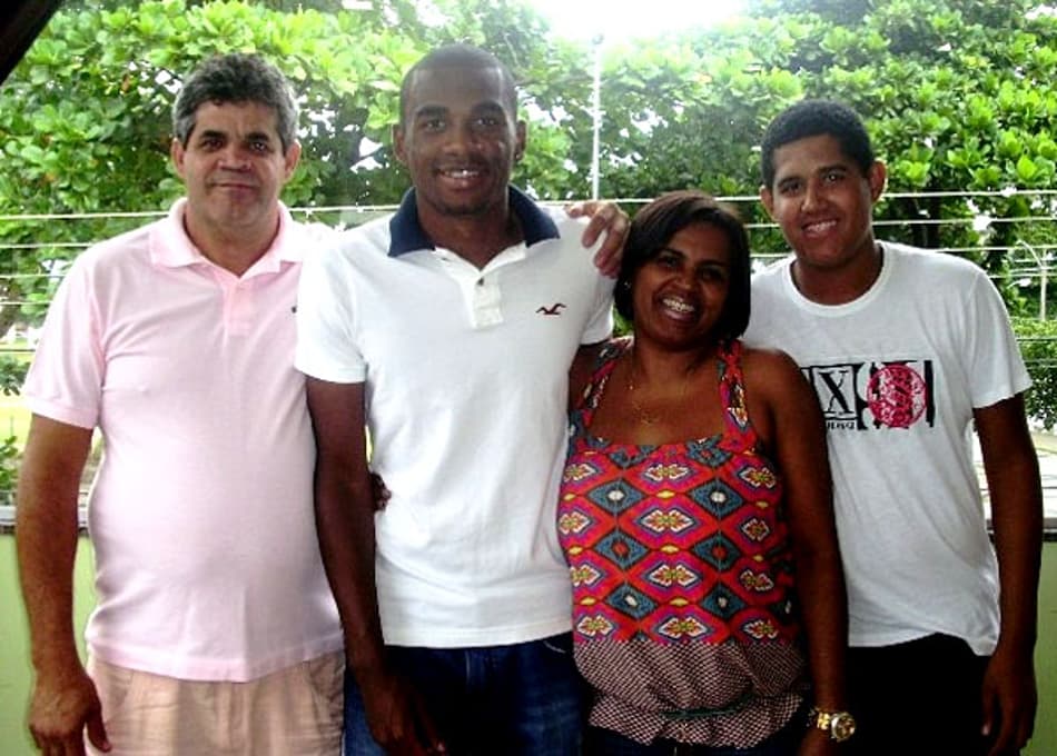 Vítor Júnior diz que errou e recebe apoio do elenco