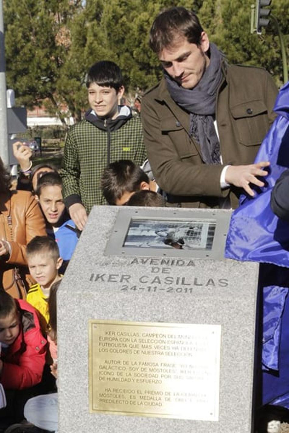 Casillas inaugura avenida com o nome dele (Foto: Sergio Barrenechea/EFE)