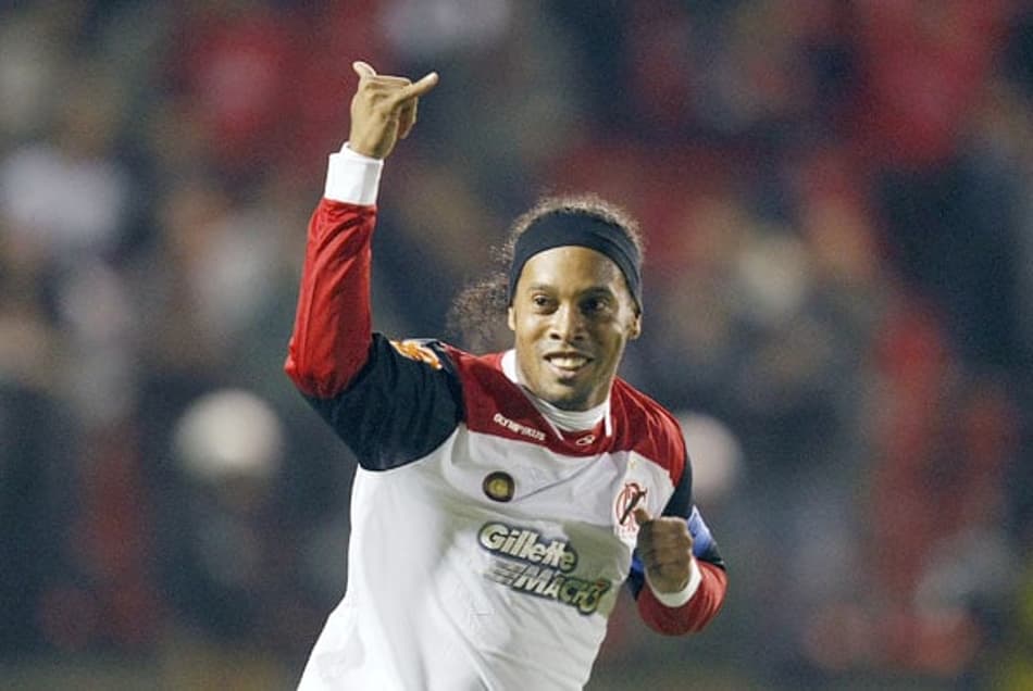 Massagista do Atlético-PR segue internado