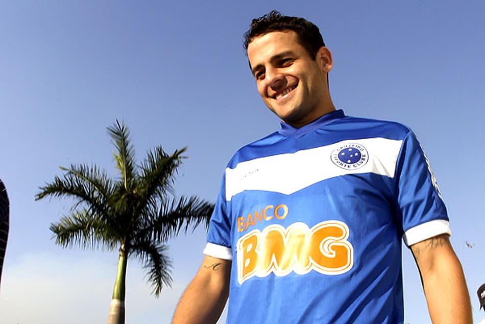 Bobô se apresenta ao Cruzeiro (Foto: Gil Leonardi)