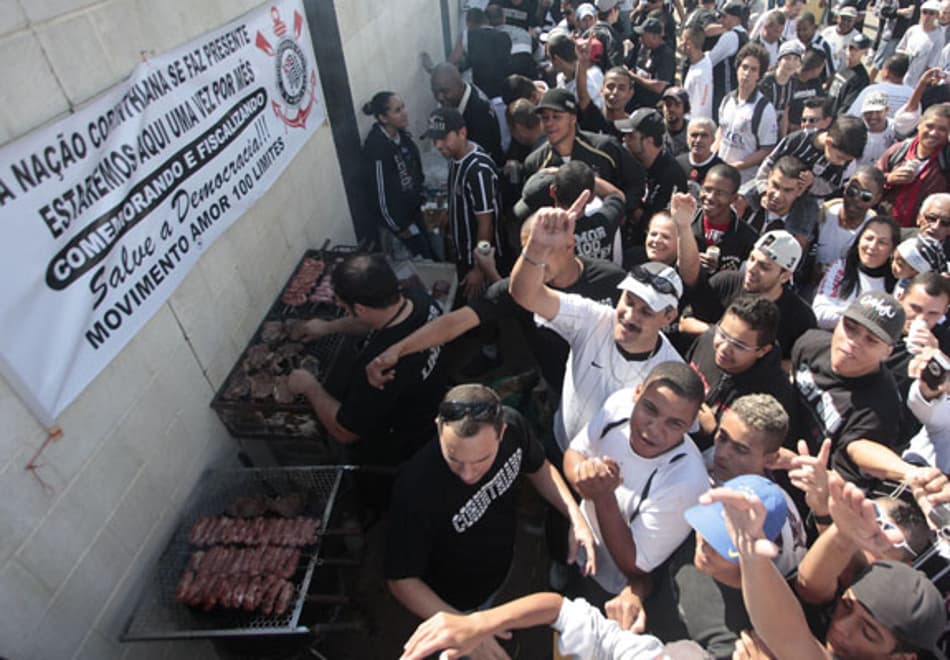 Churrasco na Porta do Estádio do Corinthians (Foto: Miguel Schincariol)