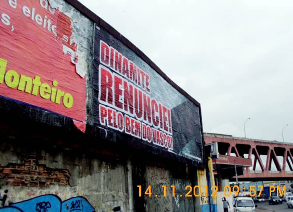 Torcedores do Vasco pedem renúncia de Dinamite em outdoor